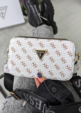 Классная белая сумка в стиле guess