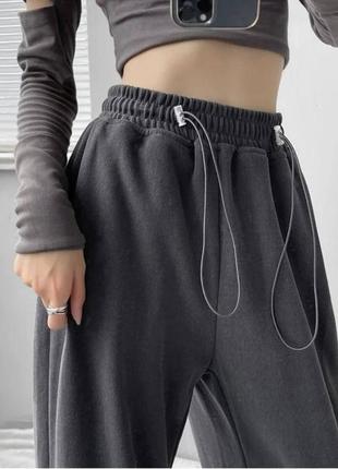Стильные женские трендовые легкие темно-серые брюки джогеры на фиксаторах с карманами.2 фото