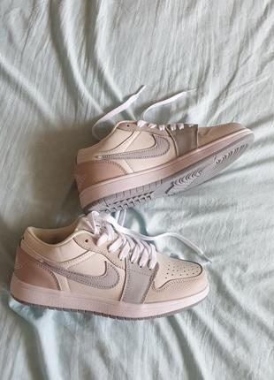 Nike air jordan 1 low  •beige•