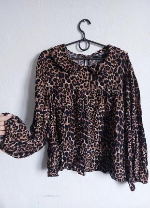 Натуральная блуза с воротничком в леопардовый принт