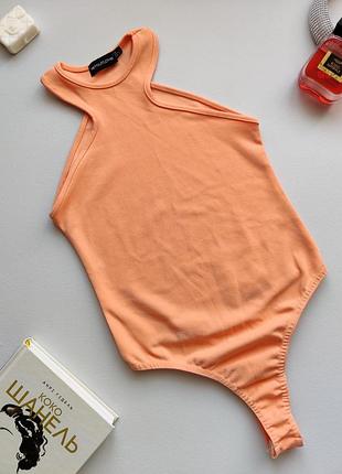 Боди оранжевого цвета prettylittlething