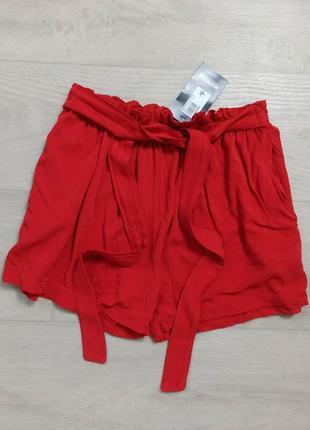 Красные шорты с поясом