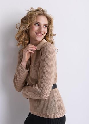 Женский ажурный джемпер поло бежевого цвета с длинным рукавом3 фото