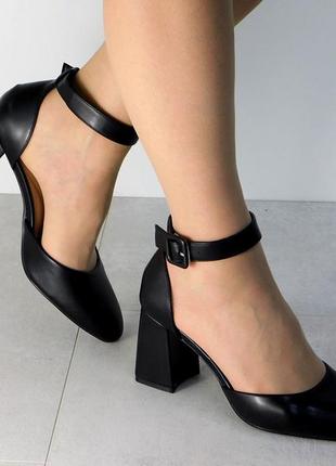 Туфли на устойчивом каблуке женские с ремешком черного цвета