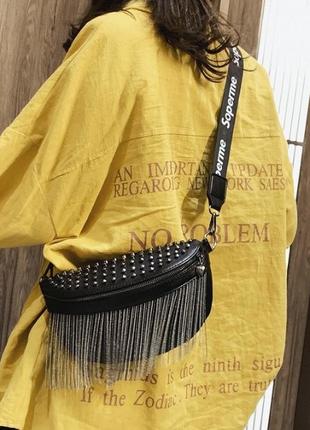 Женская бананка мини сумочка на грудь с шипами, сумка-бананка для девушки эко кожа черная6 фото