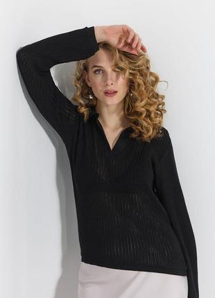 Жіночий ажурний джемпер поло чорного кольору з довгим рукавом