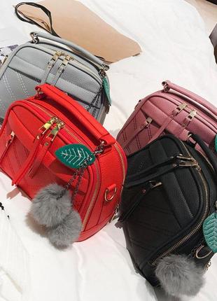 Мини сумочка с меховым брелком красный2 фото