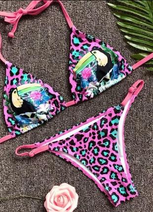Дуже яскравий рожевий купальник з тропічними птахами туканами і леопардовим принтом