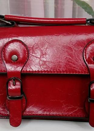 Стильная сумка-почтальонка new look.