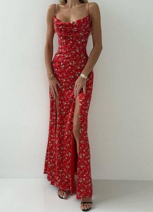 Довга сукня із двома розрізами червоного кольору та відкритою спинкою розмір: 42-44, 44-46