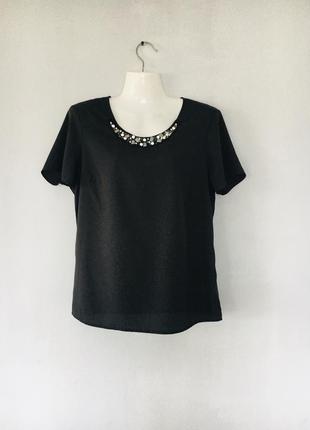 Шелковая черная блуза с горловиной украшенной камешками1 фото