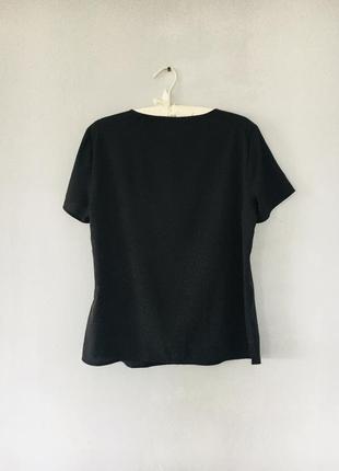 Шелковая черная блуза с горловиной украшенной камешками2 фото