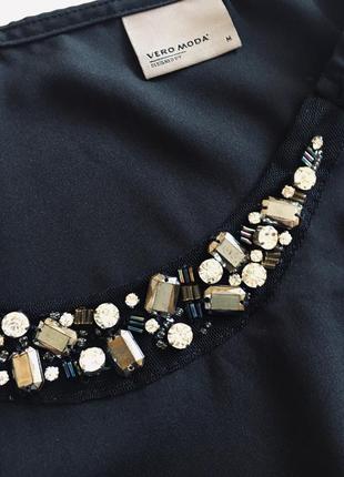 Шелковая черная блуза с горловиной украшенной камешками3 фото