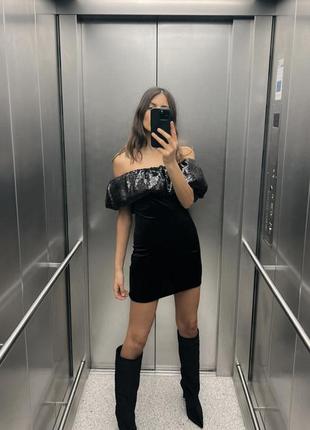 Чорна сукня з бархату та баєтками zara