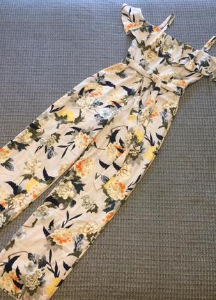 Комбінезон в квітковий принт з воланом на бретельках класний стильний