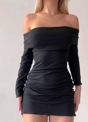 Платье мини спущенные плечи рубчик черная белая3 фото