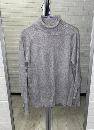 Жіночий сірий гольф з розрізами на рукавах та камінцями