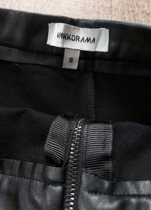 Черная мини юбка в складку с кожаными вставками юбка4 фото