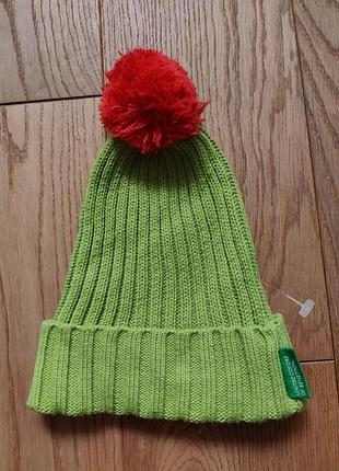Яркая детская шапка benetton