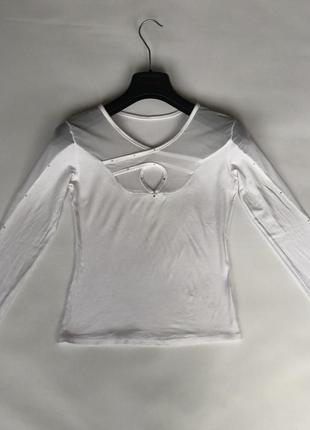 Белая кофточка с сеткой на плечах и рукаве приятная к телу из вискозы