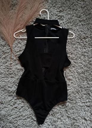 Боди missguided глубокого черного цвета с глубоким вырезом и чокером 🖤🔥