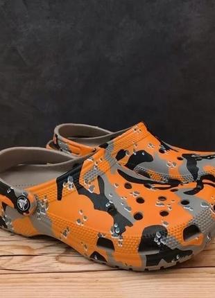 Крокс классік клог камуфляж crocs classic printed ciog orange zing/multi5 фото