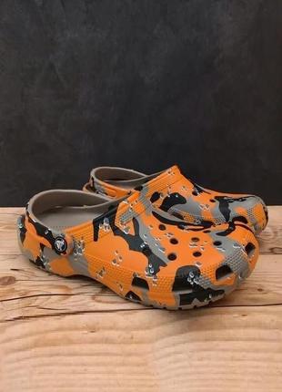 Крокс классік клог камуфляж crocs classic printed ciog orange zing/multi