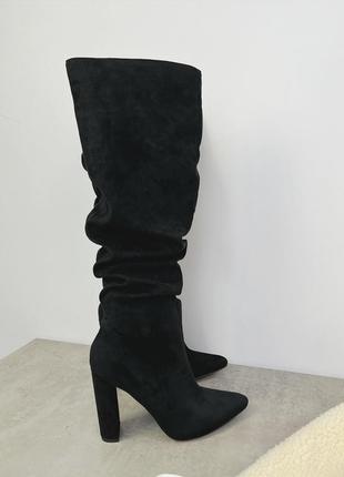 Чорні замшеві чоботи з гострим носком на високих підборах2 фото