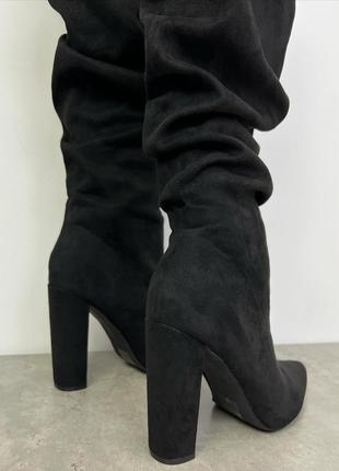 Чорні замшеві чоботи з гострим носком на високих підборах3 фото
