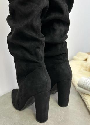 Чорні замшеві чоботи з гострим носком на високих підборах5 фото