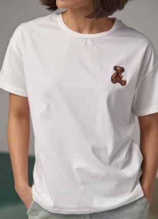 Жіноча футболка з вишитим ведмедиком.9 фото
