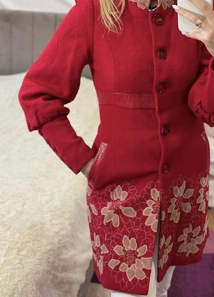 Червоне пальто з квітами4 фото