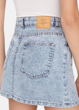 Короткая юбка из потертой джинсы5 фото