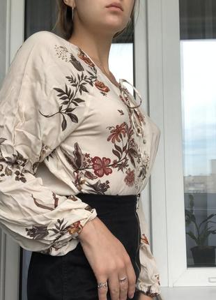 Блуза ніжна вінтажна з квітками stradivarius класична з бірками2 фото