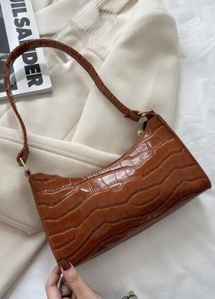 Тренд стильна жіноча сумка на плече багет екошкіра під крокодил карамельна коричнева