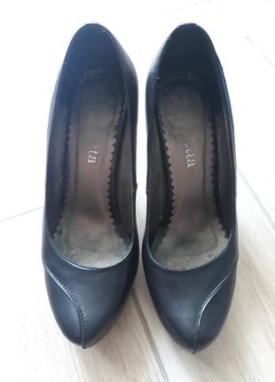 Кожаные женские туфли на каблуке