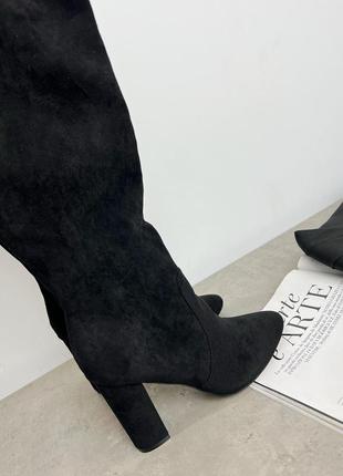 Чорні замшеві чоботи з гострим носком на високих підборах4 фото