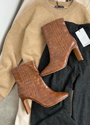 Светло коричневые ботильоны под рептилию  под крокодила