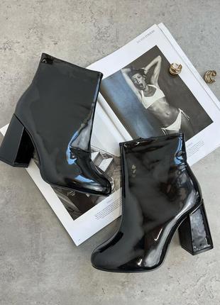 Чорні лакові ботильйони