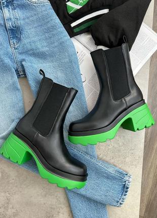 Черные ботинки на зеленом каблуке1 фото
