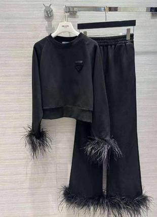 Костюм в стиле prada с перьями черный брюки палаццо4 фото
