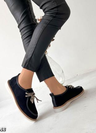 Черные женские туфли на шнуровке мокасины с сквозной перфорацией6 фото