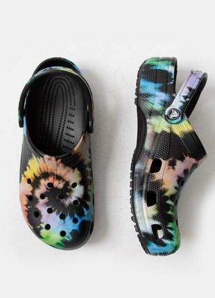 Крокс класік клог чорні з принтом тай-дай crocs classic tie dye graphic clog multi black/black