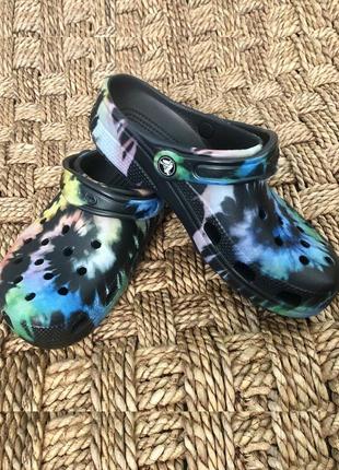 Крокс класік клог чорні з принтом тай-дай crocs classic tie dye graphic clog multi black/black2 фото