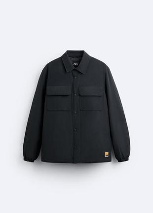 Zara минималистичная куртка с накладными карманами на груди. черный матовый нейлон.