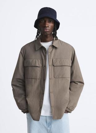 Zara минималистичная куртка с накладными карманами на груди. коричневый матовый нейлон.3 фото