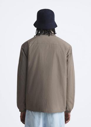 Zara минималистичная куртка с накладными карманами на груди. коричневый матовый нейлон.4 фото