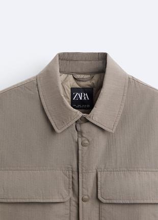 Zara минималистичная куртка с накладными карманами на груди. коричневый матовый нейлон.5 фото
