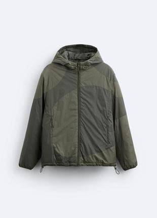 Zara нейлоновая куртка с капюшоном.
