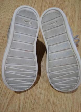 Нарядные кожаные ботинки clarks с блестками серебристые демисезонные ботиночки8 фото